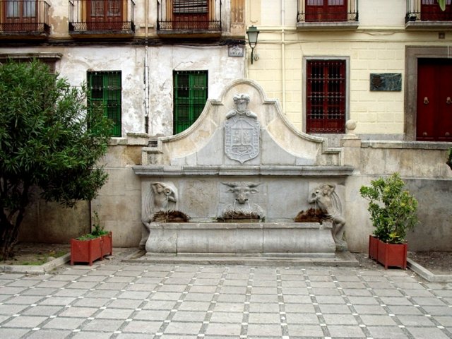 P5240006 Fontein - Plaza de Santa Ana - Granada